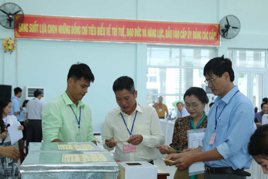 Giám thị các phòng thi nhận nhiệm vụ.