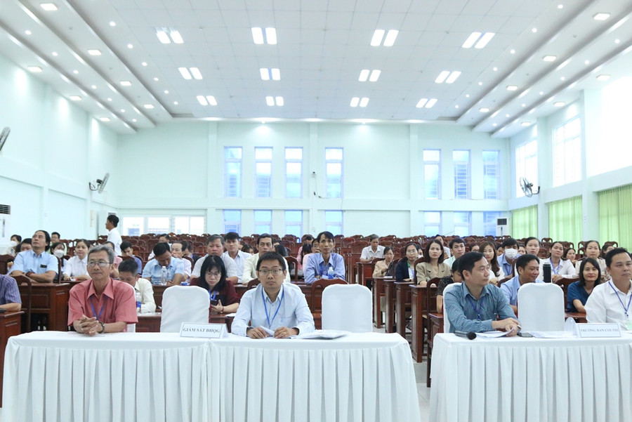 Giám thị coi thi họp hội đồng trước khi bước vào kỳ thi.