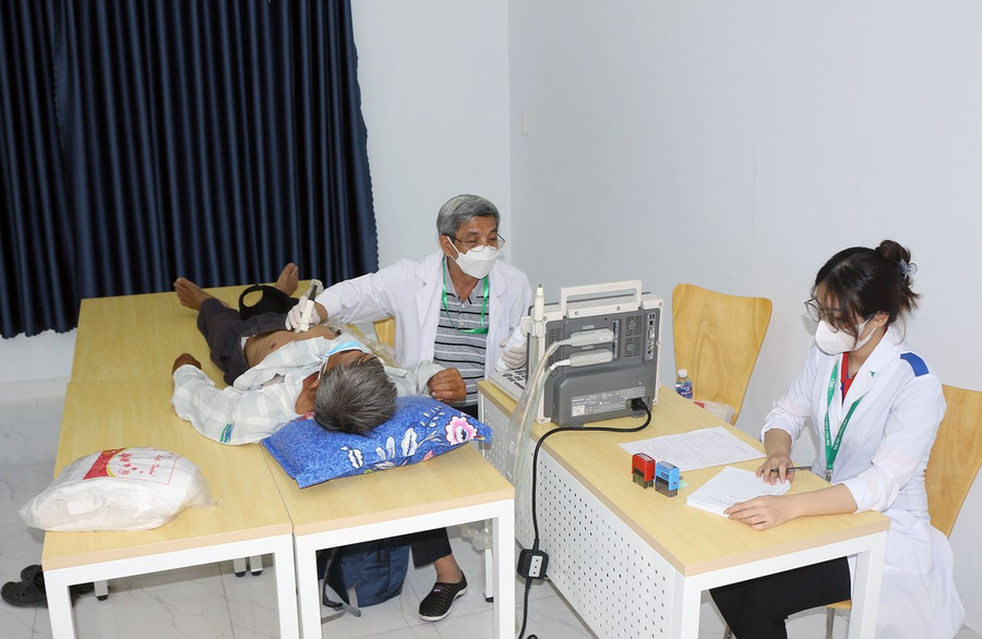 Đo điện tim cho người dân. Đo điện tim cho người dân.