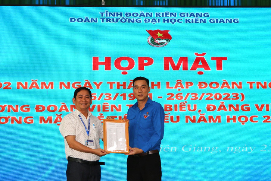 Trao danh sách 57 Đoàn viên ưu tú cho Đảng xem xét kết nạp. Trao danh sách 57 Đoàn viên ưu tú cho Đảng xem xét kết nạp.