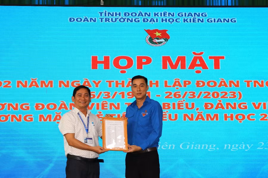 Trao danh sách 57 Đoàn viên ưu tú cho Đảng xem xét kết nạp.