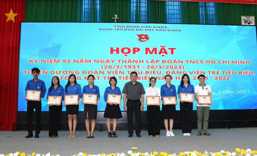 Trao giấy khen Đảng viên trẻ tiêu biểu cho các đoàn viên có thành tích xuất sắc. Trao giấy khen Đảng viên trẻ tiêu biểu cho các đoàn viên có thành tích xuất sắc.