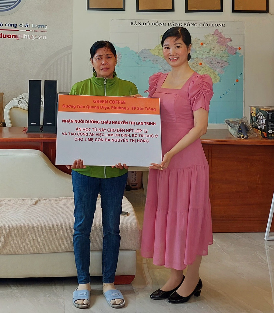 Đại diện doanh nghiệp nhận hỗ trợ con bà Hồng. Đại diện doanh nghiệp nhận hỗ trợ con bà Hồng.