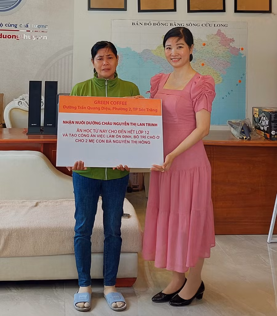 Đại diện doanh nghiệp nhận hỗ trợ con bà Hồng.