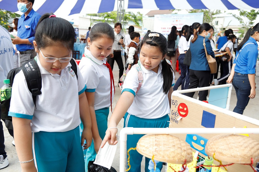 Học sinh tham quan sản phẩm tái chế. Học sinh tham quan sản phẩm tái chế.