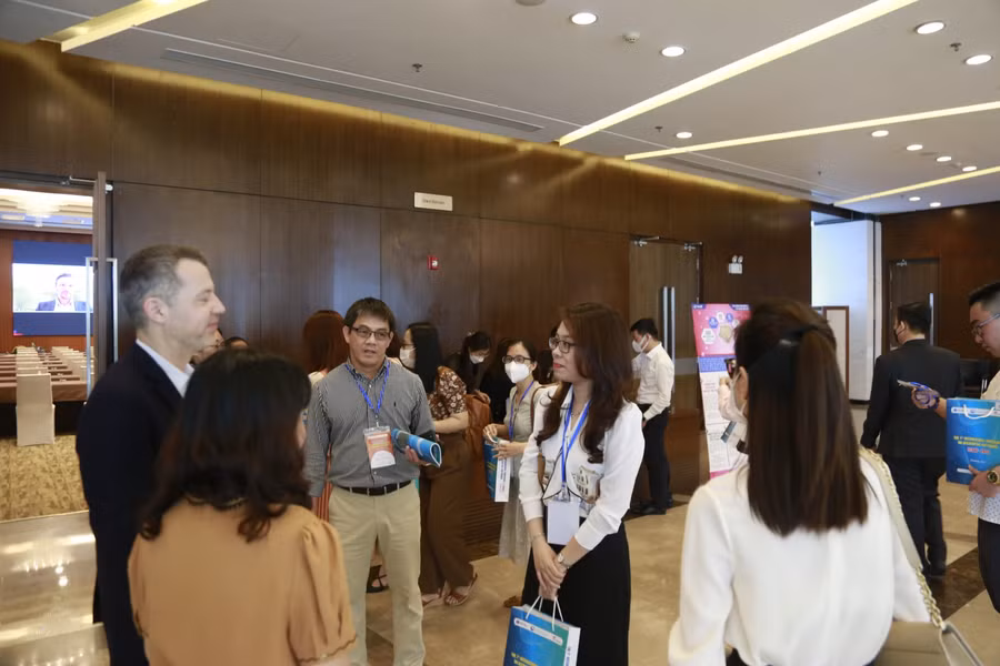 Các giảng viên, diễn giả trao đổi bên lề Hội thảo ICOAF 2022.