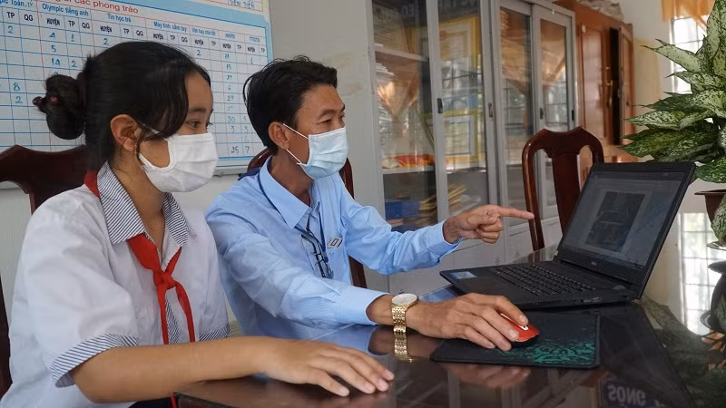 Thầy, trò Trường THCS Thới Xuân (huyện Cờ Đỏ, TP Cần Thơ) nghiên cứu hoàn thiện Mô hình máy làm ống hút từ cây sậy.