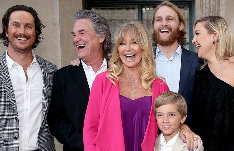 Goldie Hawn và Kurt Russell bên các con, cháu. Goldie Hawn và Kurt Russell bên các con, cháu.