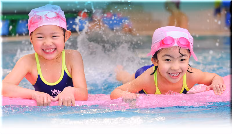 Các gia đình cần chủ động đưa con đi học bơi và học kỹ năng an toàn trong môi trường nước. Ảnh minh họa