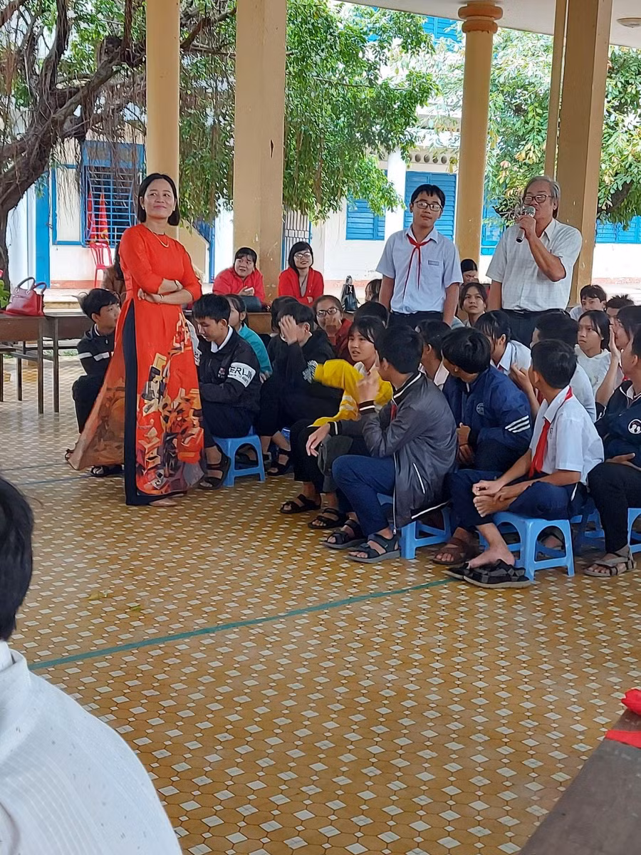 Phụ huynh Trường THCS Quang Trung (Ninh Hòa, Khánh Hòa) cùng tham gia chương trình Đố vui liên quan đến hiểu biết về biển đảo trong chương trình ngoại khóa Biển đảo quê hương.