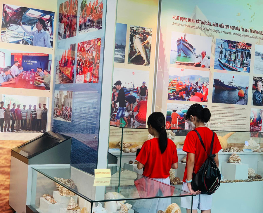 Học sinh Trường Tiểu học Lê Văn Hiến (Đà Nẵng) tìm hiểu các hiện vật trưng bày tại Nhà trưng bày Hoàng Sa. Học sinh Trường Tiểu học Lê Văn Hiến (Đà Nẵng) tìm hiểu các hiện vật trưng bày tại Nhà trưng bày Hoàng Sa.