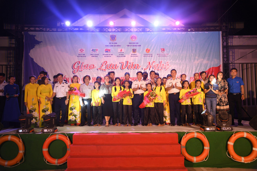 Giao lưu văn nghệ giữa Hải đoàn 21 với giáo viên, học sinh 3 xã vùng biển bãi ngang của huyện Thăng Bình. Giao lưu văn nghệ giữa Hải đoàn 21 với giáo viên, học sinh 3 xã vùng biển bãi ngang của huyện Thăng Bình.