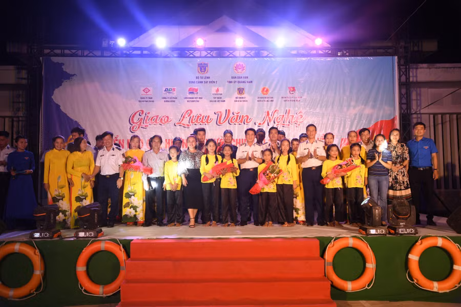 Giao lưu văn nghệ giữa Hải đoàn 21 với giáo viên, học sinh 3 xã vùng biển bãi ngang của huyện Thăng Bình.