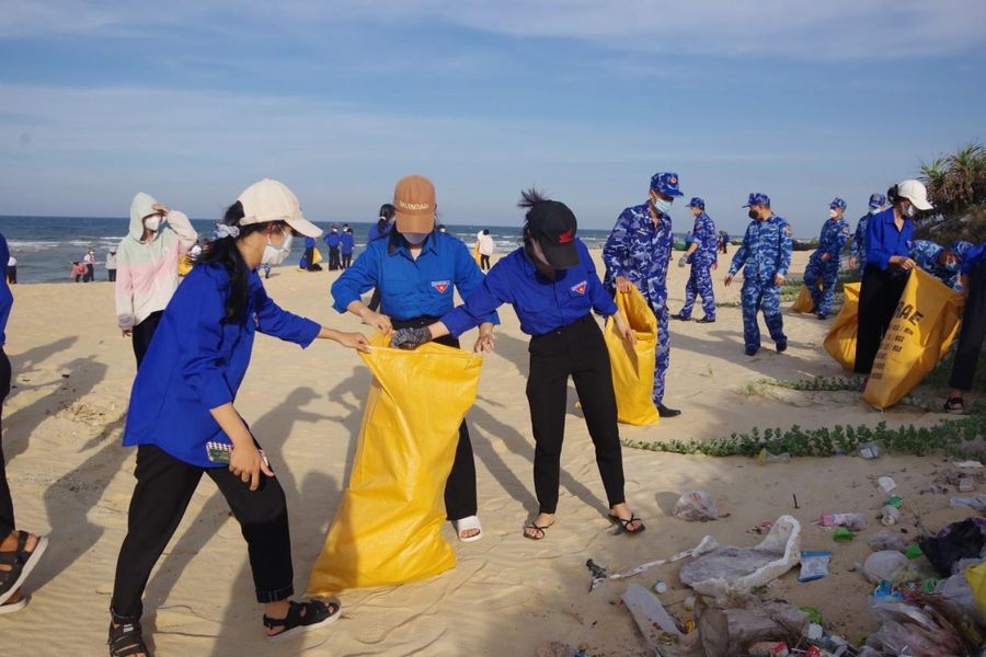 Học sinh các xã ven biển huyện Thăng Bình chung tay cùng Đoàn viên Hải đoàn 21 làm sạch môi trường biển