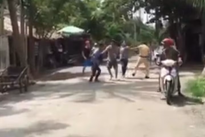 Bắt tạm giam 2 đối tượng vây đánh CSGT ở miền Tây