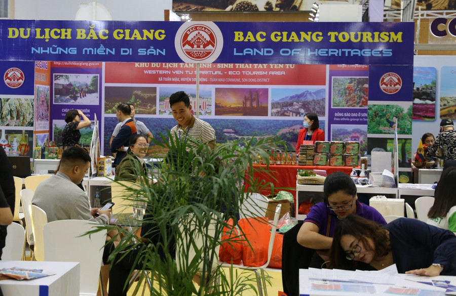Khách du lịch muốn có chuyến hành hương về nguồn có thể ghé thăm khu du lịch tâm linh - sinh thái Tây Yên Tử tại Bắc Giang. Khách du lịch muốn có chuyến hành hương về nguồn có thể ghé thăm khu du lịch tâm linh - sinh thái Tây Yên Tử tại Bắc Giang.
