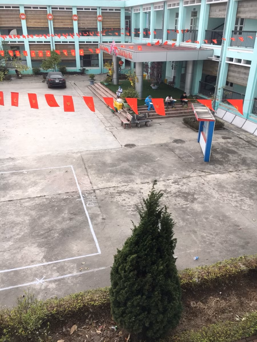 Hình ảnh khuôn viên khu cách ly tại Trường mầm non Phạm Thái.