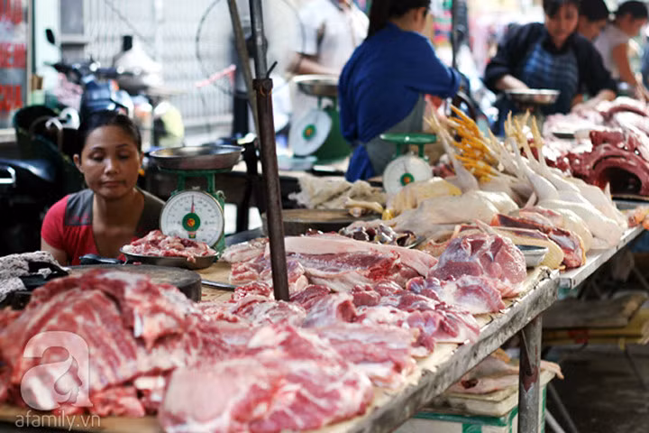 Người Hà Nội tự mổ lợn, hò nhau gom đơn, chia thịt vì giá rớt thê thảm