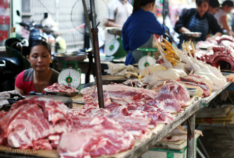 Người Hà Nội tự mổ lợn, hò nhau gom đơn, chia chác vì giá rớt thê thảm - Ảnh 1 Nguoi Ha Noi tu mo lon, ho nhau gom don, chia chac vi gia rot the tham - Anh 1