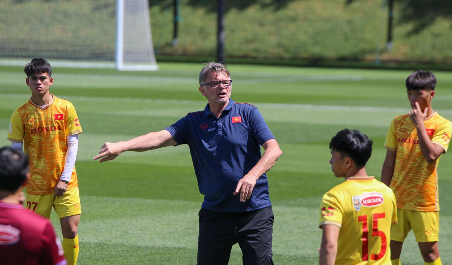 Huấn luyện viên Troussier đứng trước nhiều vấn đề khó khăn. Huấn luyện viên Troussier đứng trước nhiều vấn đề khó khăn.