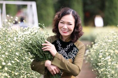 Cô giáo Lã Thị Thu Hoàn, giáo viên trường Tiểu Học Trung Lương (Hà Nam) bên những bông cúc Họa Mi tinh khôi (Ảnh Vũ Kiên)