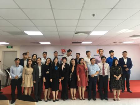 Các đại biểu chụp ảnh lưu niệm trong lễ Trao Kỷ niệm chương “Vì thế hệ trẻ” Các đại biểu chụp ảnh lưu niệm trong lễ Trao Kỷ niệm chương “Vì thế hệ trẻ”