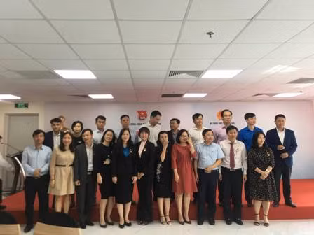 Các đại biểu chụp ảnh lưu niệm trong lễ Trao Kỷ niệm chương “Vì thế hệ trẻ”