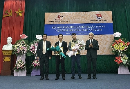 Ban Giám khảo trao giải cho các tác giả đoạt giải Nhì Ban Giám khảo trao giải cho các tác giả đoạt giải Nhì