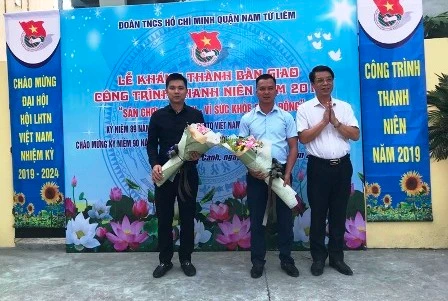 Lãnh đạo phường Phương Canh tặng hoa cho các đơn vị tài trợ công trình “Sân chơi thiếu nhi – Vì sức khỏe cộng đồng” năm 2019 