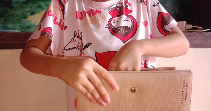 Ngoài việc dạy trẻ giá trị của đồng tiền, cha mẹ cũng có thể chỉ con một số cách kiếm tiền phù hợp với độ tuổi. Ảnh minh họa: INT Ngoài việc dạy trẻ giá trị của đồng tiền, cha mẹ cũng có thể chỉ con một số cách kiếm tiền phù hợp với độ tuổi. Ảnh minh họa: INT