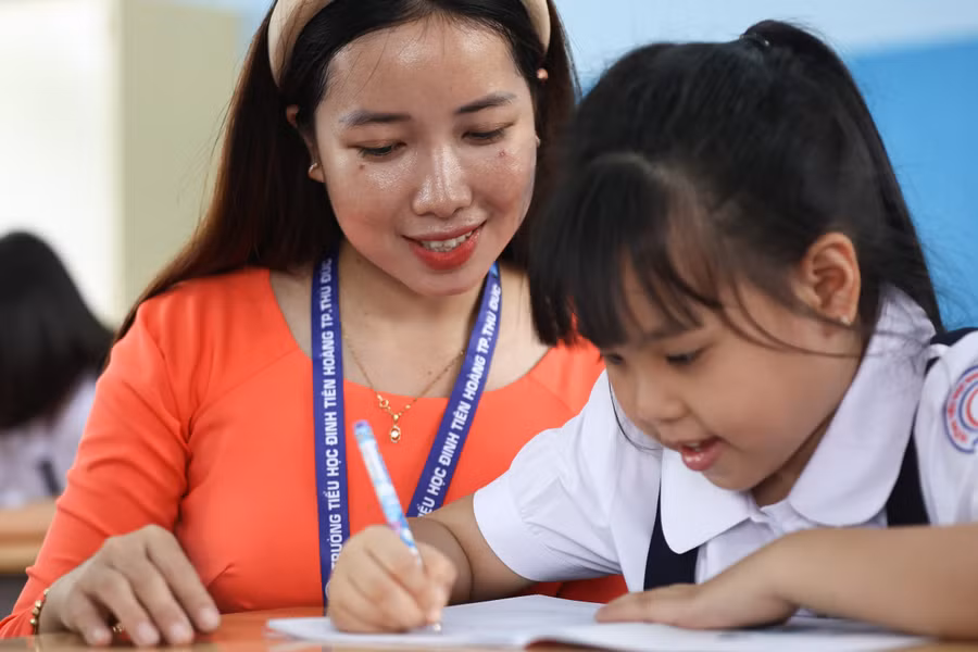 Cô trò Trường Tiểu học Đinh Tiên Hoàng (TP HCM). Ảnh: INT