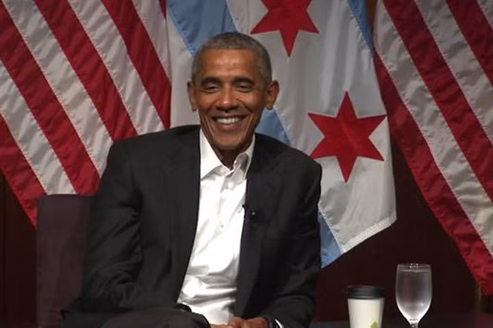 Ông Obama trò chuyện với các sinh viên. Nguồn: abc7chicago