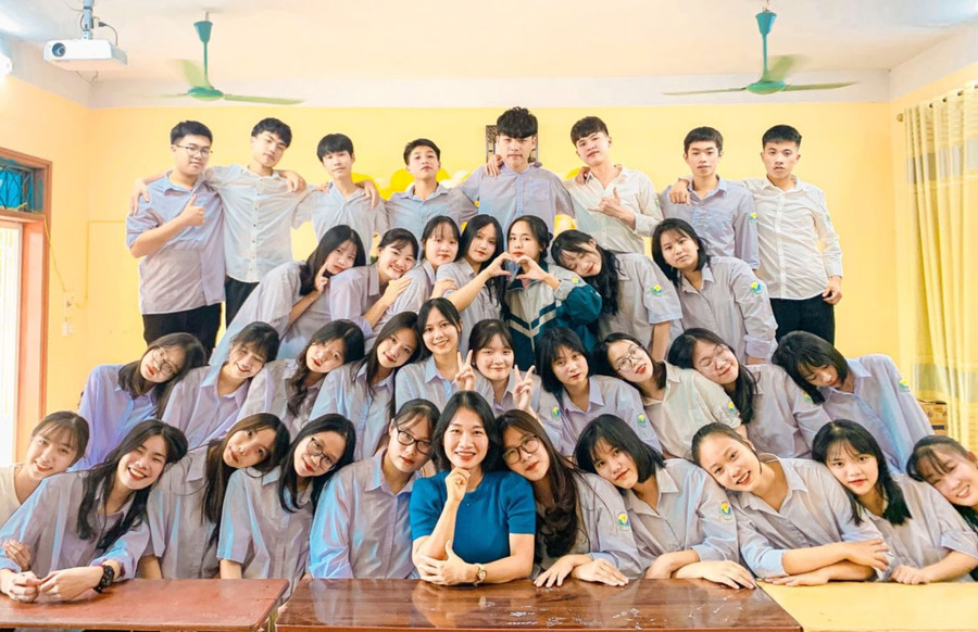 Cô Vũ Thị Anh - Trường THPT Ân Thi (Hưng Yên) và học trò. Ảnh: NVCC