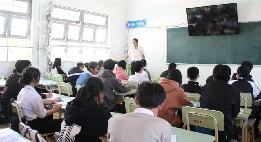 Thầy Nguyễn Bách Sa lưu ý học sinh trong quá trình học, ôn tập môn Ngữ văn. Ảnh: Dung Nguyễn Thầy Nguyễn Bách Sa lưu ý học sinh trong quá trình học, ôn tập môn Ngữ văn. Ảnh: Dung Nguyễn