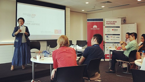 Bà Tôn Nữ Thị Ninh tại buổi thảo luận về giảm sự bất bình đẳng về giới tính Bà Tôn Nữ Thị Ninh tại buổi thảo luận về giảm sự bất bình đẳng về giới tính