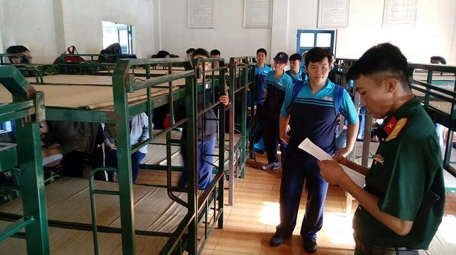 Các học sinh điểm danh trong ngày đầu có mặt học tập trải nghiệm ở Trung đoàn 88, Sư đoàn 302 tại Đồng Nai