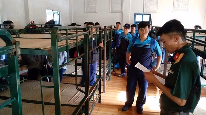 Các học sinh điểm danh trong ngày đầu có mặt học tập trải nghiệm ở Trung đoàn 88, Sư đoàn 302 tại Đồng Nai