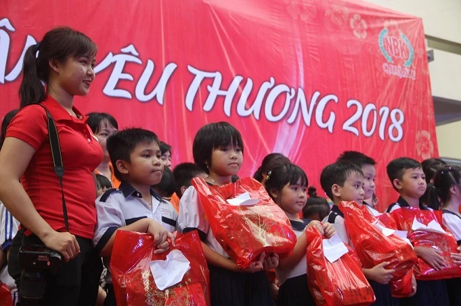 Các học sinh có hoàn cảnh khó khăn lên nhận quà trong ngày hội Xuân yêu thương