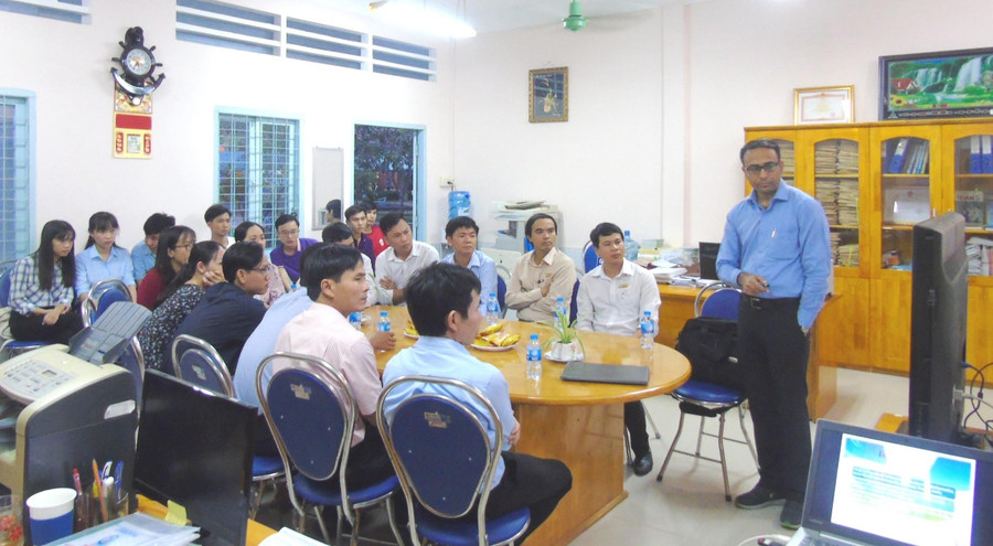 Nhóm nghiên cứu của Trường ĐH Đồng Tháp trao đổi với TS Sumit Chandok, Viện Công nghệ và Kỹ thuật Thapar, Ấn Độ. Ảnh: NTCC Nhóm nghiên cứu của Trường ĐH Đồng Tháp trao đổi với TS Sumit Chandok, Viện Công nghệ và Kỹ thuật Thapar, Ấn Độ. Ảnh: NTCC