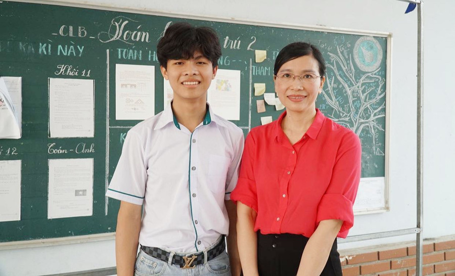 Quốc Cường và cô giáo chủ nhiệm. Quốc Cường và cô giáo chủ nhiệm.