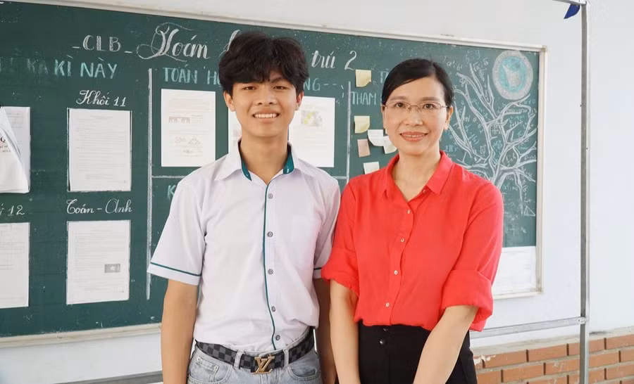 Quốc Cường và cô giáo chủ nhiệm.