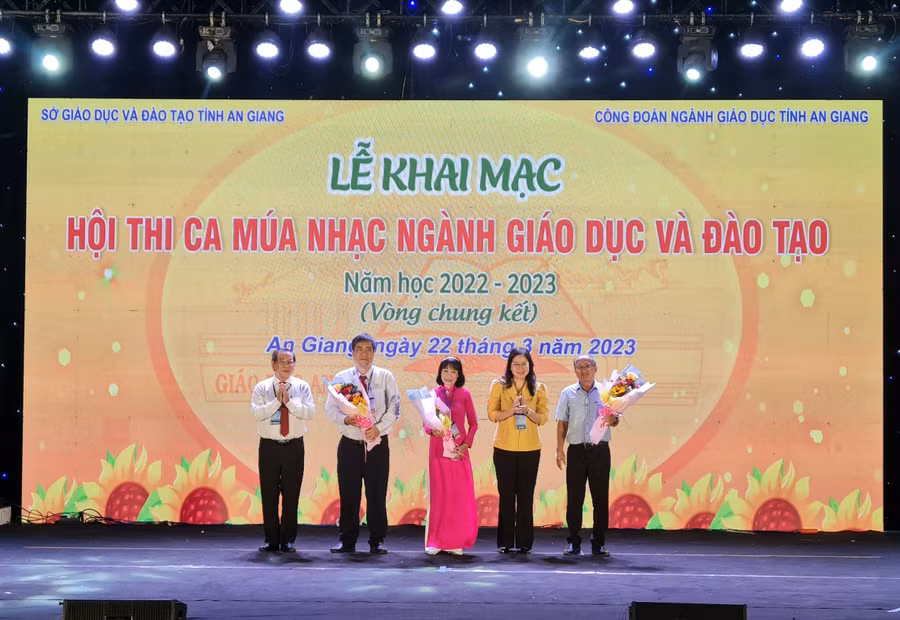 Ban tổ chức tặng hoa tri ân các thành viên ban giám khảo . Ban tổ chức tặng hoa tri ân các thành viên ban giám khảo .