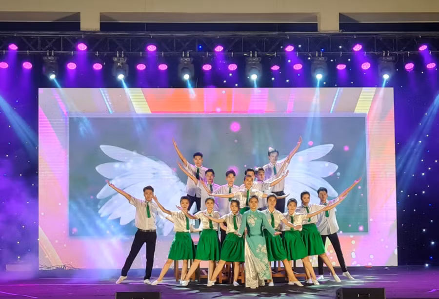 Một số tiết mục dự thi trong đêm khai mạc. Một số tiết mục dự thi trong đêm khai mạc.