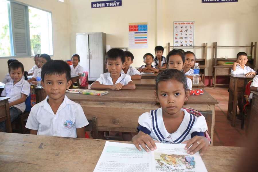 Để dạy các em học sinh dân tộc Tiếng Anh, các thầy cô nỗ lực, vận dụng nhiều phương pháp dạy học.