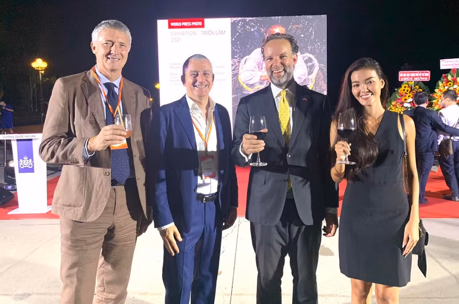 Ông Daniel Stork, Tổng Lãnh sự Vương quốc Hà Lan tại Thành phố Hồ Chí Minh (thứ 2 từ phải sang) và các khách mời tại sự kiện.