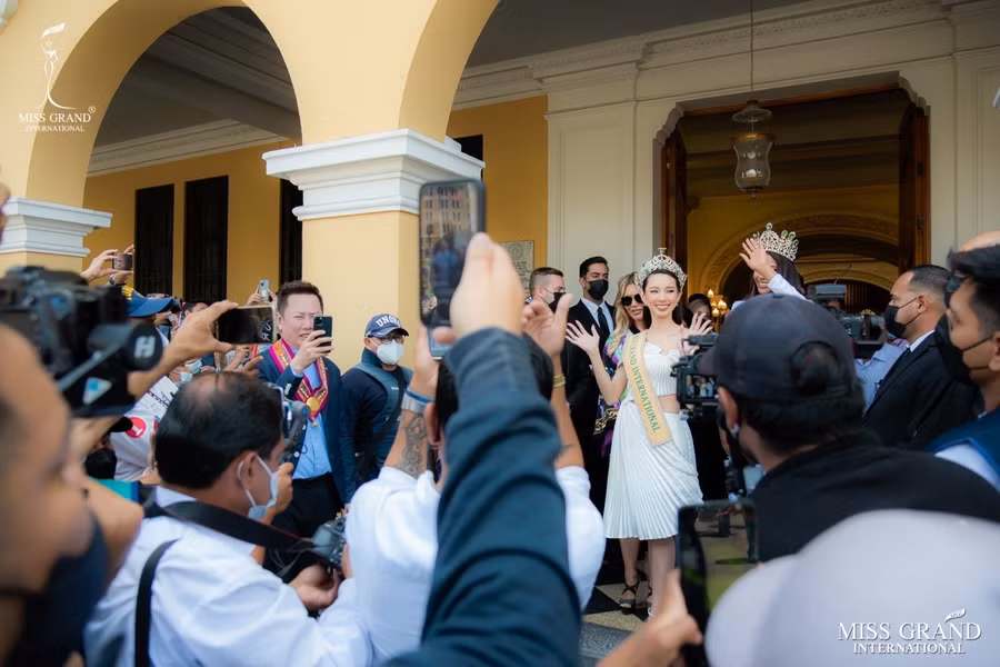 Đông đảo người dân Peru chào đón hoa hậu Thùy Tiên.