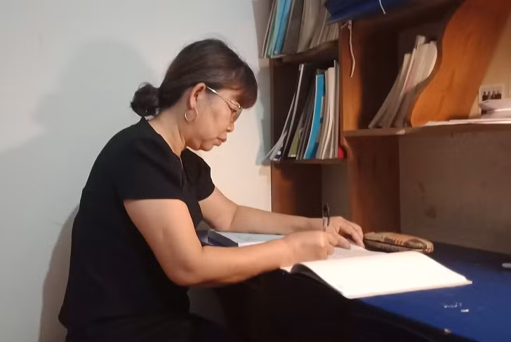 Sau những giờ lên lớp, cô Ngọc lại làm việc nhà để quên đi nỗi đau về bệnh tật.