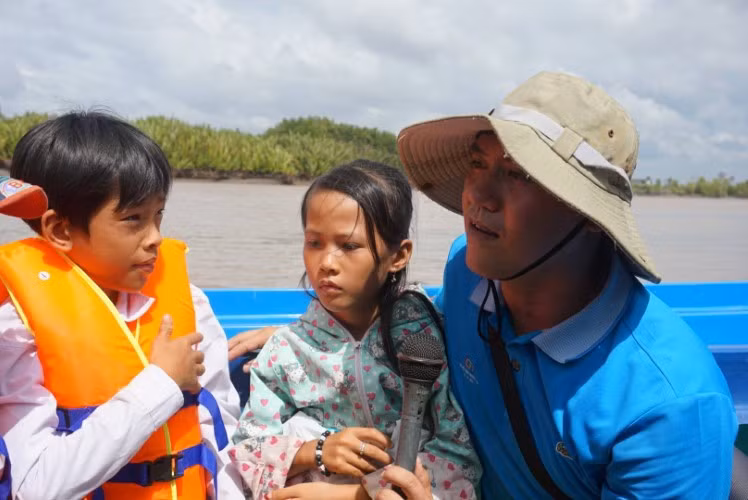 Phóng viên Trịnh Chí Hải đang tác nghiệp.