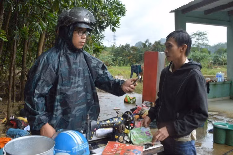 Nhà báo Thái Bá Dũng tác nghiệp tại vùng lũ Nam Giang – Quảng Nam dịp bão số 9 vừa qua. Ảnh: NVCC