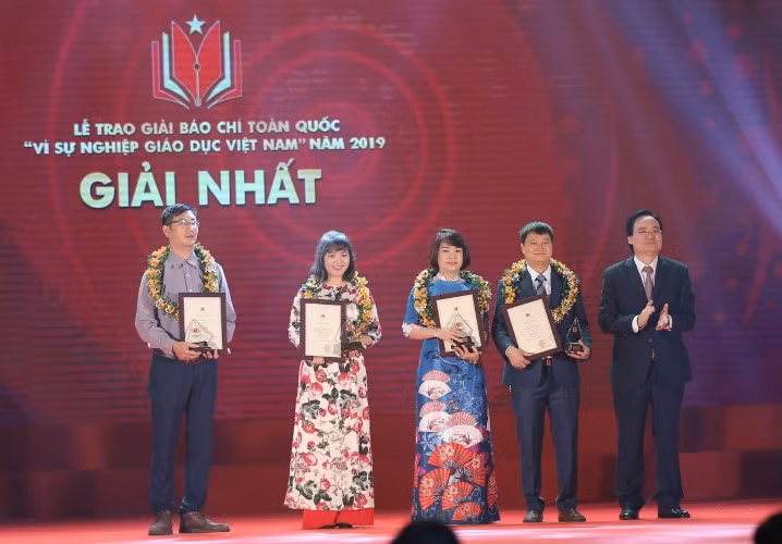 Bộ Trưởng Bộ GD&ĐT Phùng Xuân Nhạ trao giải Nhất cho các tác giả và nhóm tác giả tại Giải báo chí vì sự nghiệp giáo dục Việt Nam năm 2019. Ảnh tư liệu: Thế Đại